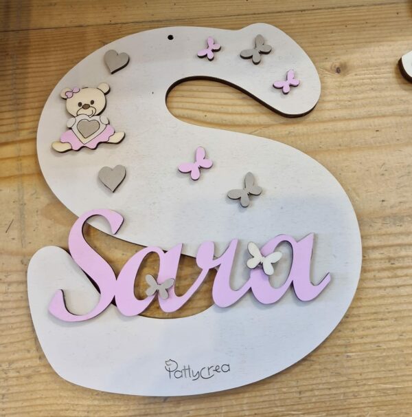 Lettera con base in legno iniziale con nome e decori incisa laser H.20cm 2308