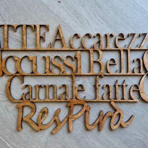 Scritta legno da appendere al muro incisa laser frase napoletana Fatte accarezza accusi bella e carnale fatte respira H.60x33cm Pattycrea