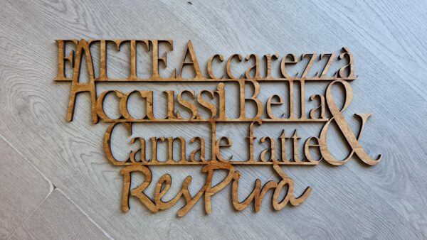 Scritta legno da appendere al muro incisa laser frase napoletana Fatte accarezza accusi bella e carnale fatte respira H.60x33cm Pattycrea