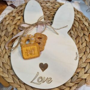 Tagliere coniglio orecchie lunghe con cuore inciso e scritta love 30cm Pattycrea