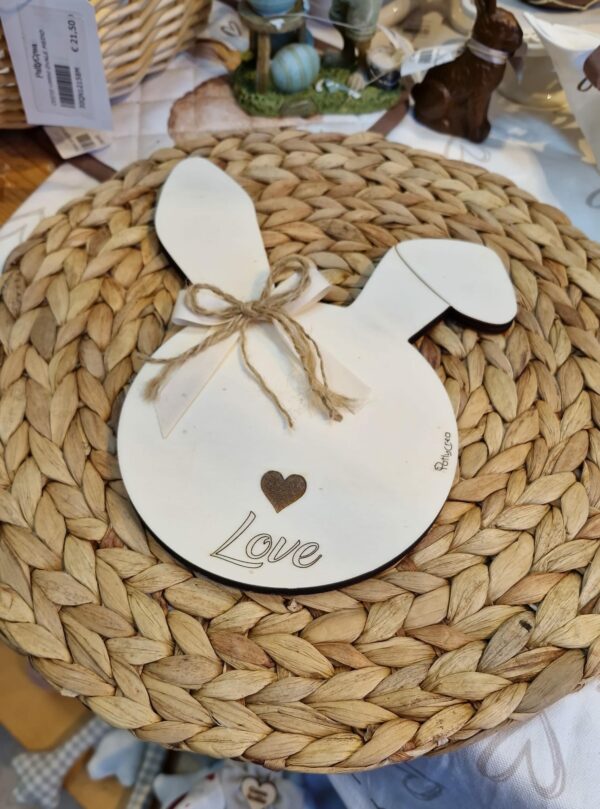 Tagliere coniglio orecchio piegato con cuore inciso e scritta love 25cm Pattycrea
