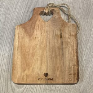 Tagliere kitchen love con cuore inciso m 20x15x1,5 Magnus Regalo by Pattycrea