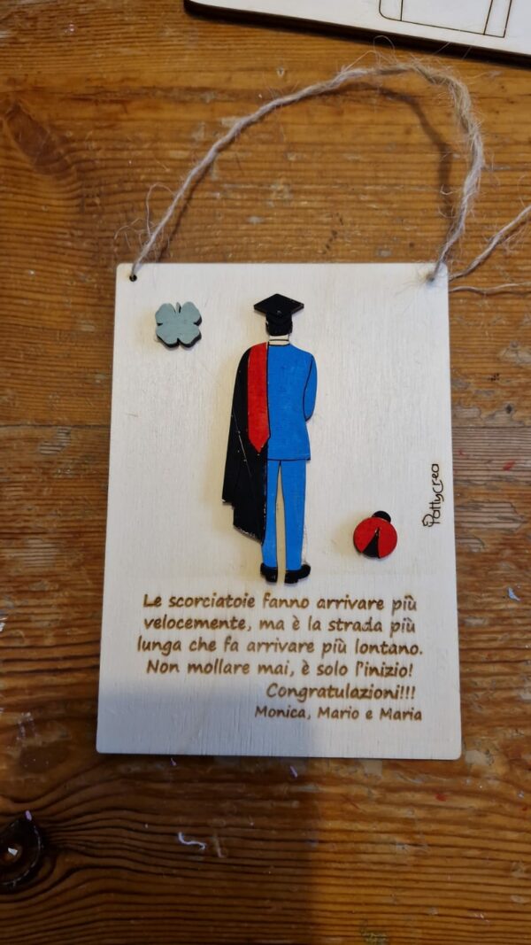 Targa in legno incisa a laser con laureato in rilievo H.15cm Pattycrea
