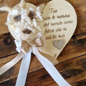 Cuore in legno con frase incisa H.20cm con fiori e fiocchi