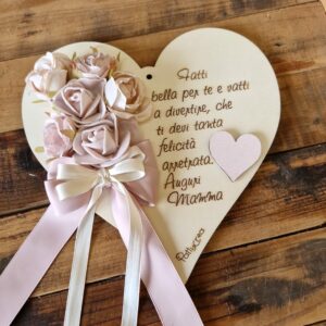 Cuore in legno con frase incisa H.20cm con fiori e fiocchi