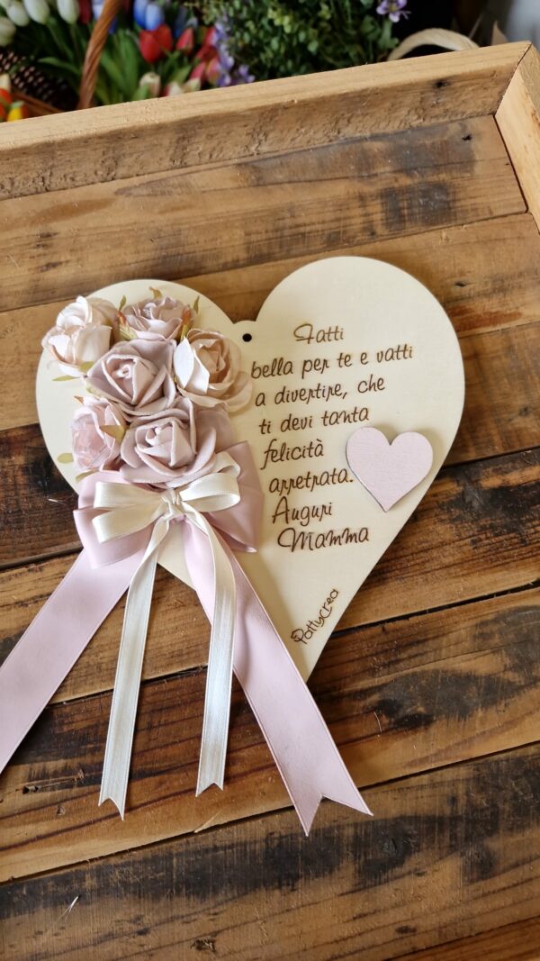 Cuore in legno con frase incisa H.20cm con fiori e fiocchi
