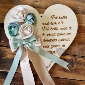 Cuore in legno con frase incisa H.20cm con fiori e fiocchi