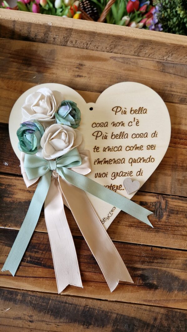 Cuore in legno con frase incisa H.20cm con fiori e fiocchi
