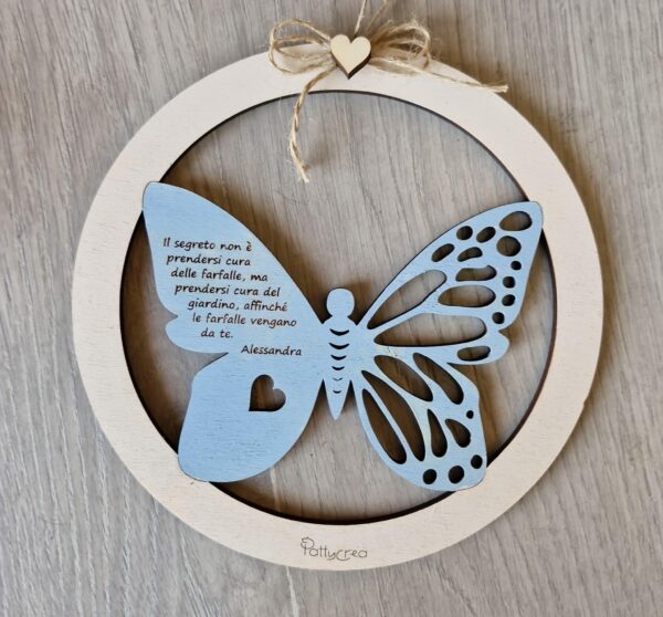 Farfalla legno incisa laser dipinta a mano nel cerchio con frase personalizzabile D.20cm Pattycrea