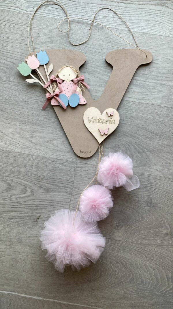 Coccarda legno incisa laser dipinta mano lettera iniziali con con bimba tulipani e pon pon H.30cm Pattycrea