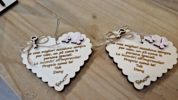 Cuore in legno orlato frase incisa a laser applicazioni casette cuori e chiavi L.10cm 4276
