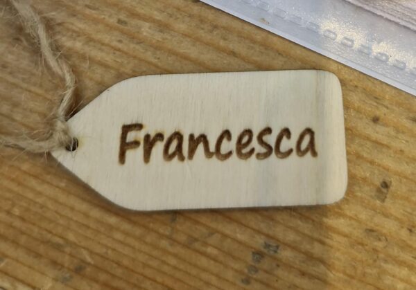 Segnaposto legno inciso laser tag personalizzabile L.5cm Pattycrea