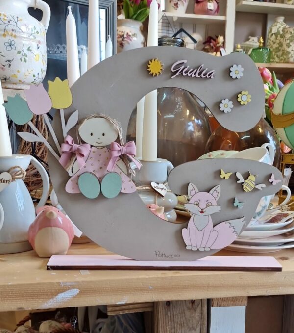 Lettera con decori e base in legno incisa a laserpersonalizzabile decori a rilievo H.30cm Pattycrea