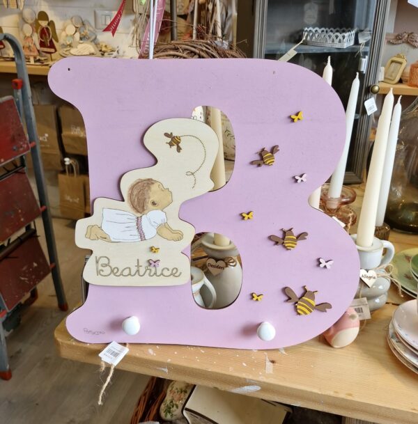 Attaccapanni legno inciso laser lettera iniziale con bimba api e farfalle H.40cm Pattycrea
