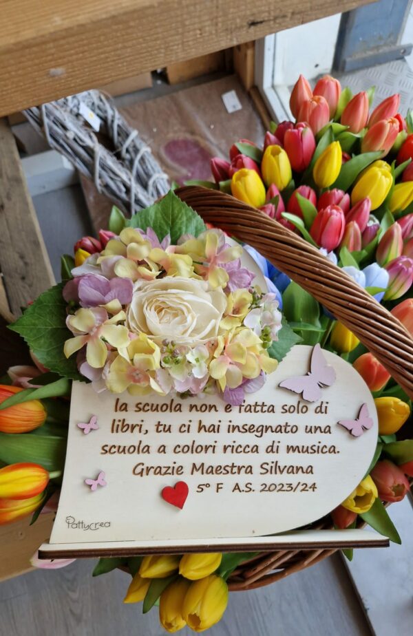 Cuore con base inciso laser con dedica insegnante con fiori farfalle  personalizzabile Idea Regalo H.30cm Pattycrea