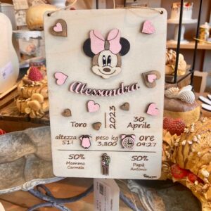 Targa in legno incisa a laser con i dati della nascita personalizzabile decori a rilievo H.20cm Pattycrea