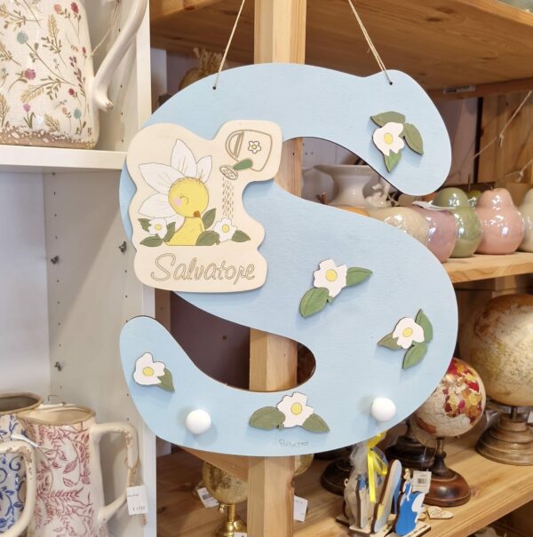 Attaccapanni legno inciso laser lettera iniziale con pulcino e fiori H.40cm Pattycrea