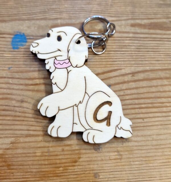 Cagnolino portachiavi legno inciso laser con iniziale personalizzabile H.8cm Pattycrea
