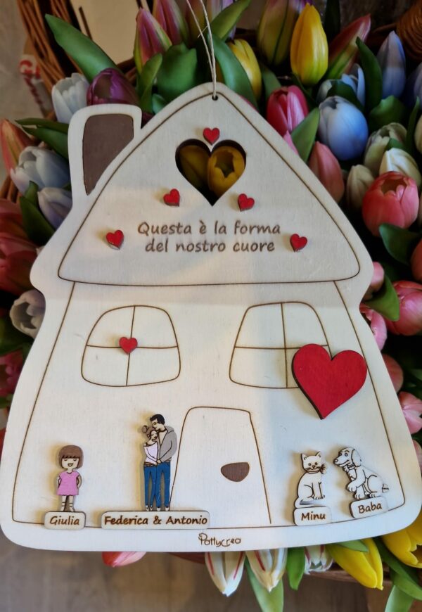 Casa in legno incisa laser con frase Questa è la forma del nostro cuore personaggi e nomi famiglia H.25cn Pattycrea