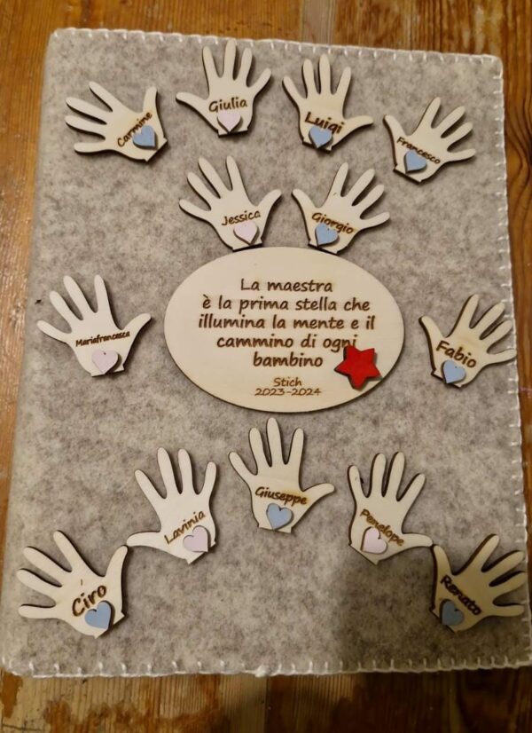 Copertina album con mani in legno e frase personalizzabile