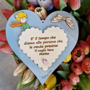 Cuore doppio ondulato in legno inciso laser con frase E' il tempo che diamo alle persone che le rende preziose a rilievo personaggio piccolo principe H.15cm Pattycrea