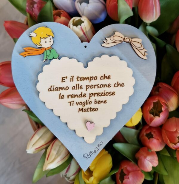 Cuore doppio ondulato in legno inciso laser con frase E' il tempo che diamo alle persone che le rende preziose a rilievo personaggio piccolo principe H.15cm Pattycrea