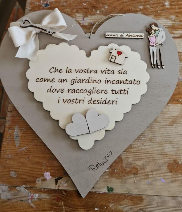 Cuore legno frase incisa lasercon personaggi casetta cuori chiavi H.25cm Pattycrea