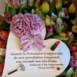 Cuore su base inciso laser con dedica insegnante fiori pennelli rossetto personalizzabile Idea Regalo H.20cm Pattycrea