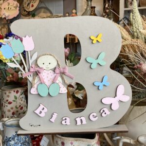 Lettera legno incisa laser dipinta mano lettera iniziali con con bimba tulipani e pon pon H.30cm Pattycrea