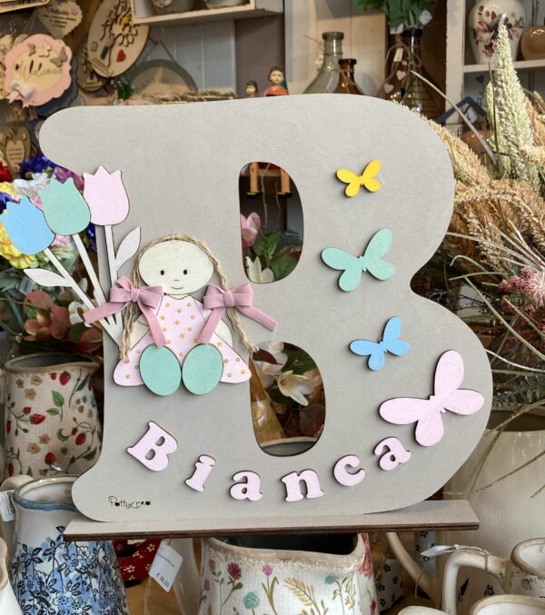 Lettera legno incisa laser dipinta mano lettera iniziali con con bimba tulipani e pon pon H.30cm Pattycrea