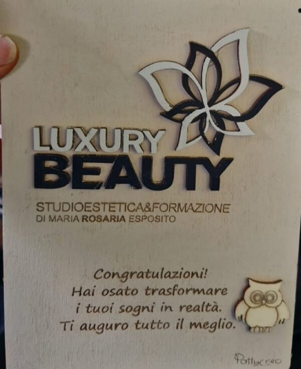 Logo in legno inciso laser e dipinto a mano per inaugurazione attivitàluxury beauty H.20x15cm Pattycrea