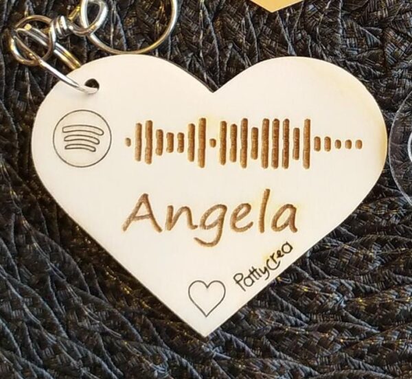 Portachiavi in legno forma cuore con nome e codec Spotify inciso L.8 cm idea regalo San Valentino Pattycrea