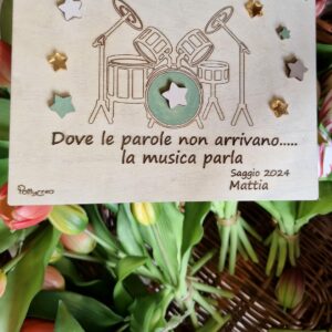 Targa con batteria incisa e frase personalizzabile con stelline dipinte 20cm