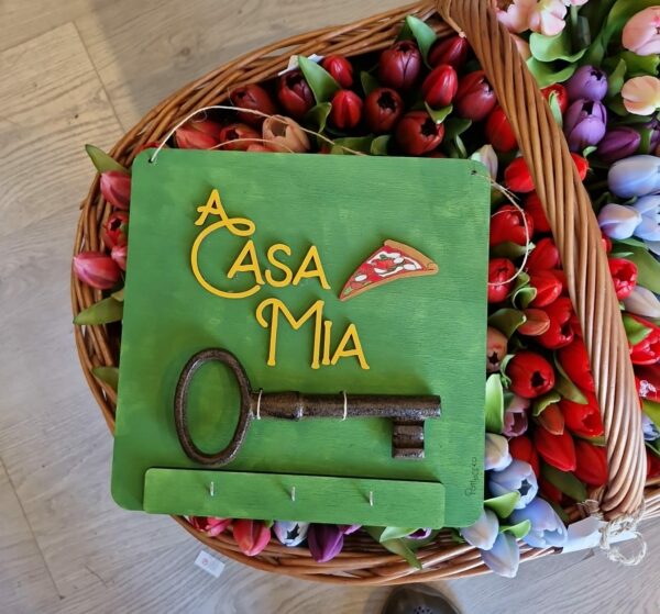Logo in legno inciso a laser e dipinto a mano per inaugurazione attivita a casa mia h25x25cm