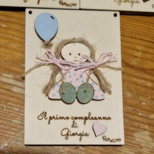 Quadretto compleanno in legno inciso laser bambolina e palloncino frase personalizzabile H.10x7cm bomboniera Pattycrea