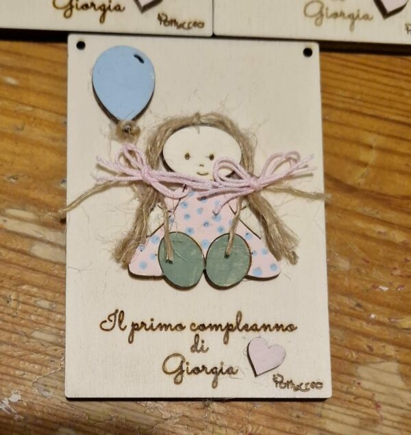 Quadretto compleanno in legno inciso laser bambolina e palloncino frase personalizzabile H.10x7cm bomboniera Pattycrea