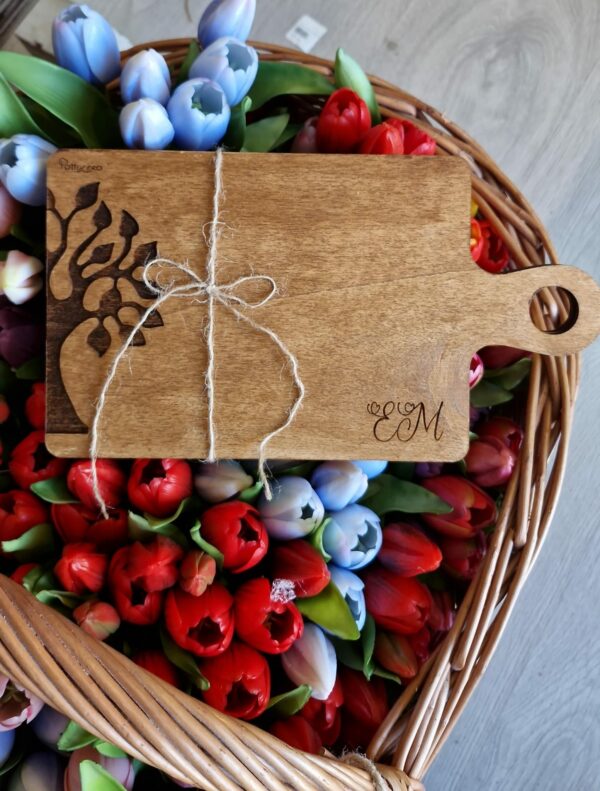 Tagliere con albero e iniziali personalizzabile dipinto a mano
15x25cm