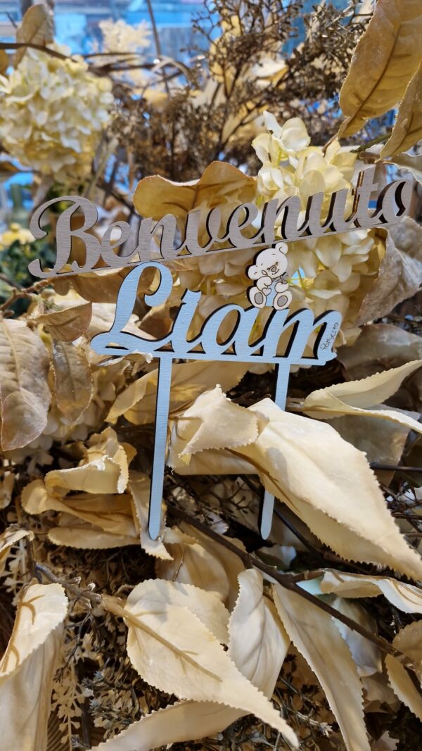 Topper torta legno inciso laser benvenuto Liam con orsetto Pattycrea