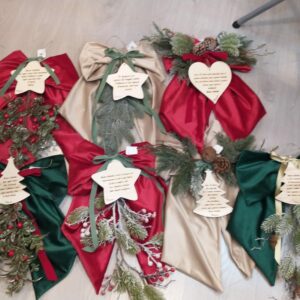 Fiocco velluto con traliccio di foglie bacche e pigne con stella natale con frase incisa h39cm l30cm Pattycrea