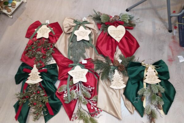Fiocco velluto con traliccio di foglie bacche e pigne con stella natale con frase incisa h39cm l30cm Pattycrea