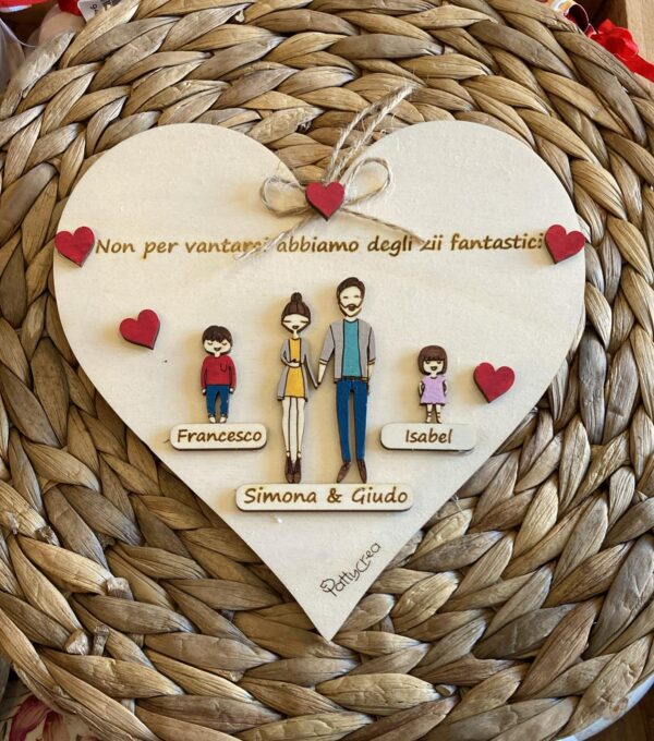 Cuore legno inciso laser dipinto a mano con personaggi e frase personalizzabile H.25 cm