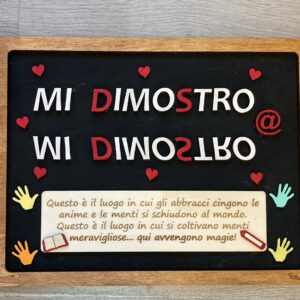 Lavagna in legno incisa a laser dipinta a mano logo mi dimostro 40x30cm Pattycrea