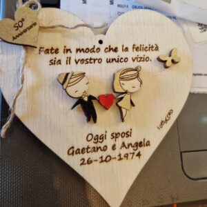 Cuore  con sposi personalizzabile dipinta a mano a rilievo cm8x8 Pattycrea