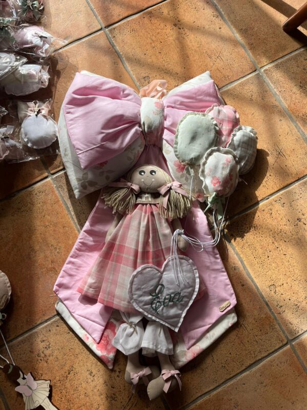 Fiocco nascita con bambola e palloncini nome scritto a mano ricamato H 50 cm Pattycrea