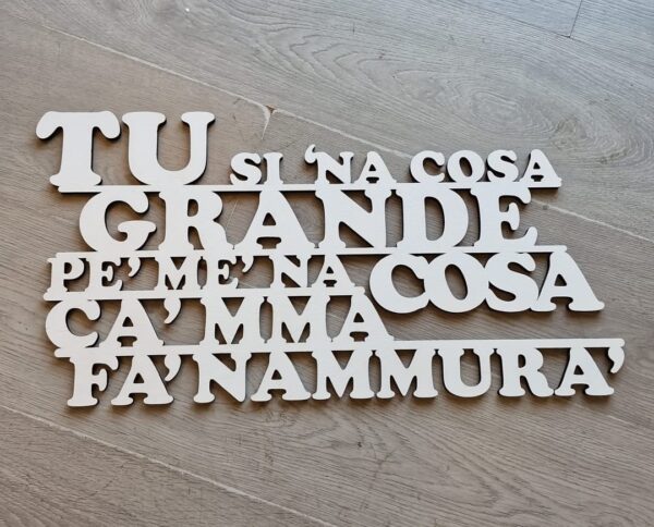 Scritta in legno da appendere alla parete tu si na cosa grande pe me  60x30cm 4392 Pattycrea