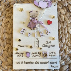 Targa in legno incisa a laser con i dati della nascita personalizzabile decori a rilievo orsetta con palloncini H.25cm 4652