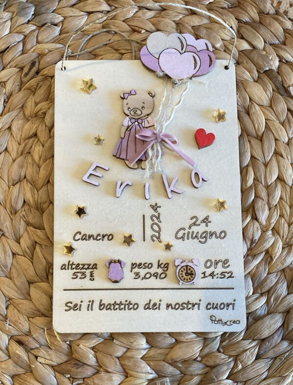 Targa in legno incisa a laser con i dati della nascita personalizzabile decori a rilievo orsetta con palloncini H.25cm 4652
