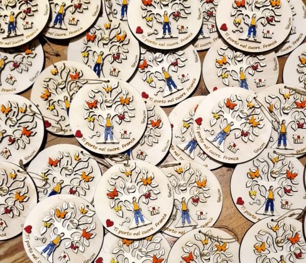 Cerchio albero della vita farfalle e pesonaggio dipinto a mano scritta personalizzabile 10cm  cod 4720