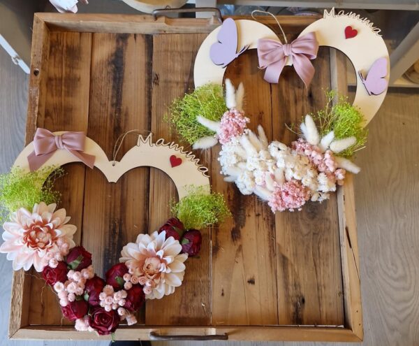 Ghirlanda cuore  con scritta mamma con fiori e farfalle 30cm festa della mamma  cod4732