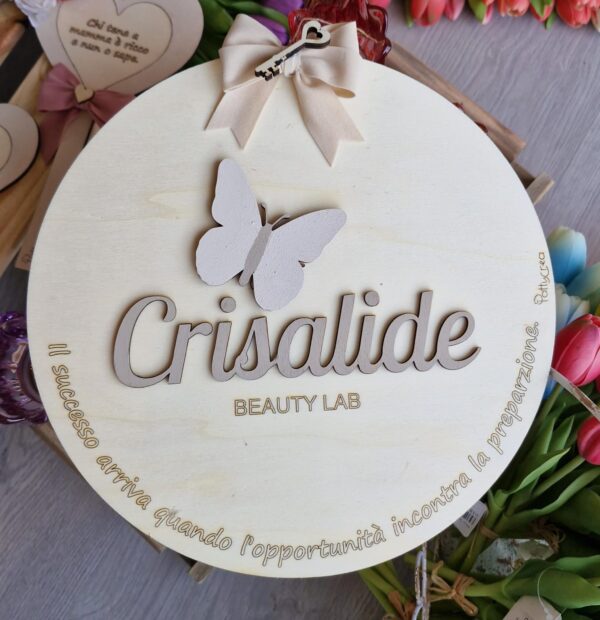 Logo cerchio  legno inciso Laser Crisalide  D30cm 4747